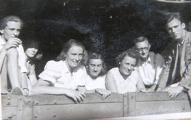 Cl. v. Arnsberg, R.v. Arnsberg, Chr. Schulz, I. Schulz, Behn, D. Nehls 1948 auf der Planwagen-Fahrt zum Tennis-Turnier nach Lüchow.